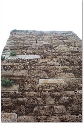 Castle_wall.jpg (28391 bytes)