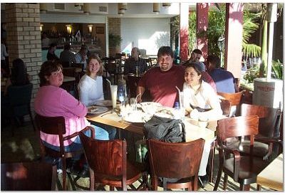 lunch.jpg (33432 bytes)